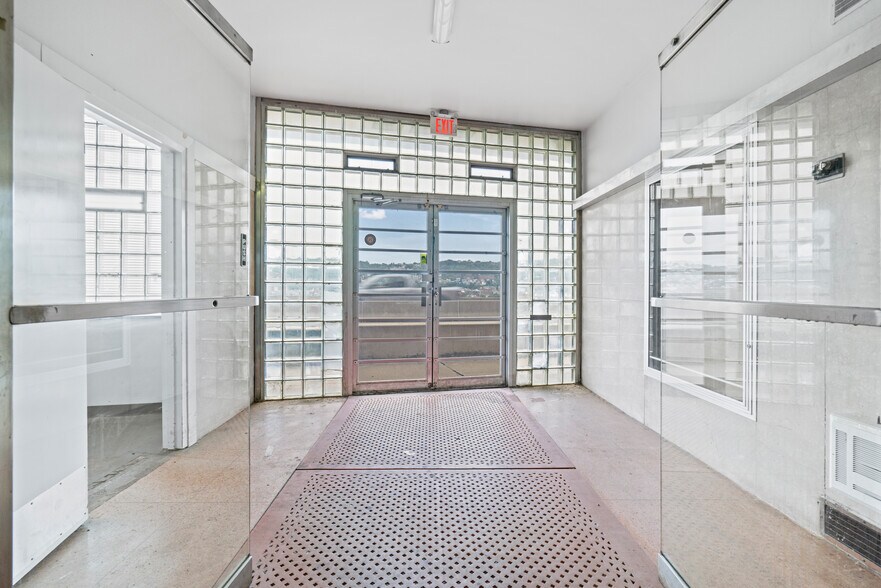 More Photos Of 1825 Boulevard of the Allies, Pittsburgh Showroom For Lease