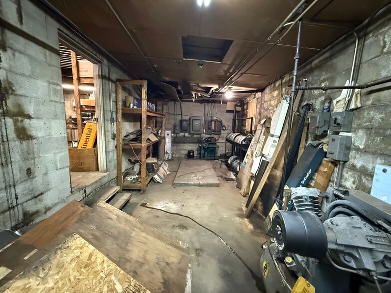 More Photos Of 622 13th St, Franklin Auto Repair For Sale