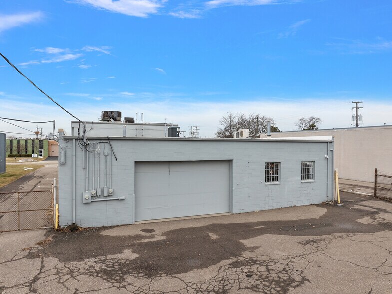 More Photos Of 1216-1218 Combermere Dr, Troy Warehouse For Lease