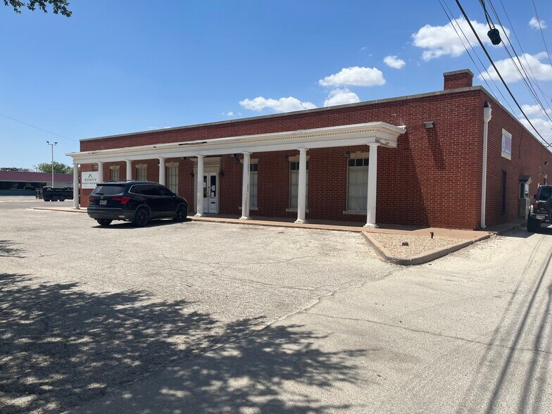 Primary Photo Of 278 S Pioneer Dr, Abilene Office For Lease