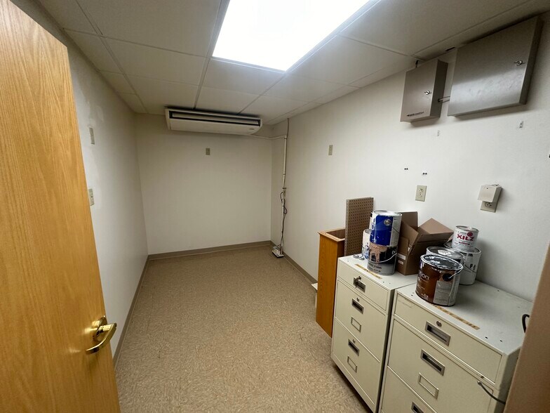 More Photos Of 35 Bridge St, Gardiner Fast Food For Lease