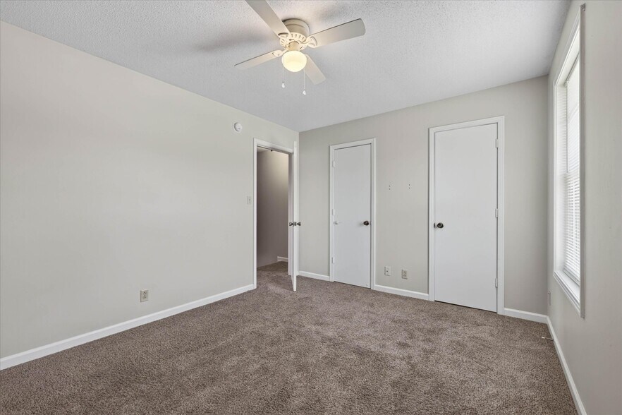 More Photos Of 1531 E Knollwood Cir, Clarksville Apartments For Sale
