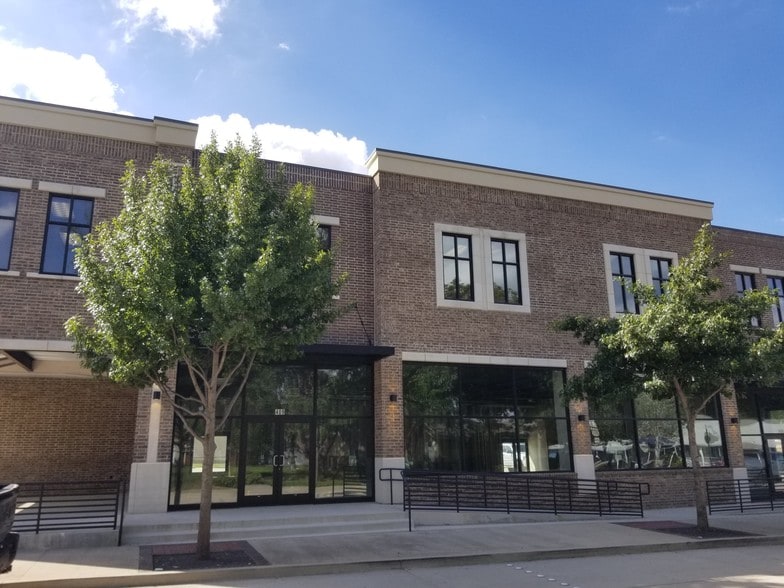 More Photos Of 409 N Oak St, Roanoke Storefront Retail Office For Lease
