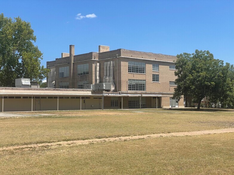 More Photos Of 216 E College St, Seguin Flex For Sale