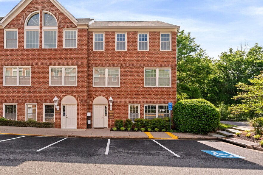 More Photos Of 9668-9683 Main St, Fairfax Medical For Lease