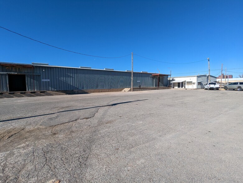 More Photos Of 714 E 2nd St, Odessa Flex For Lease