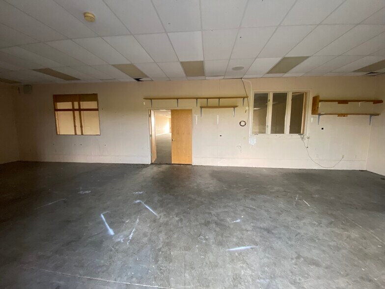 More Photos Of 122 W George E Phelps Blvd, Carthage General Retail For Lease