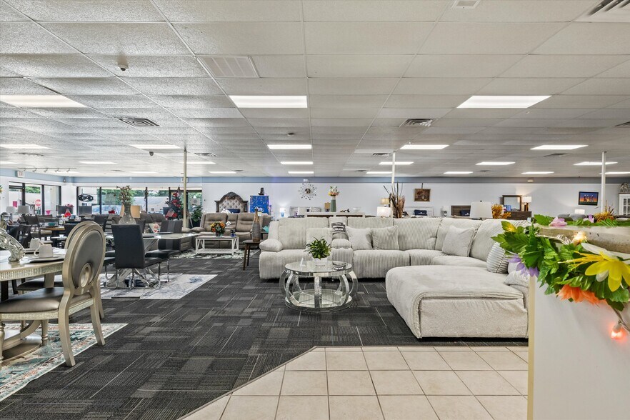 More Photos Of 304 W Jefferson St, Quincy Freestanding For Sale