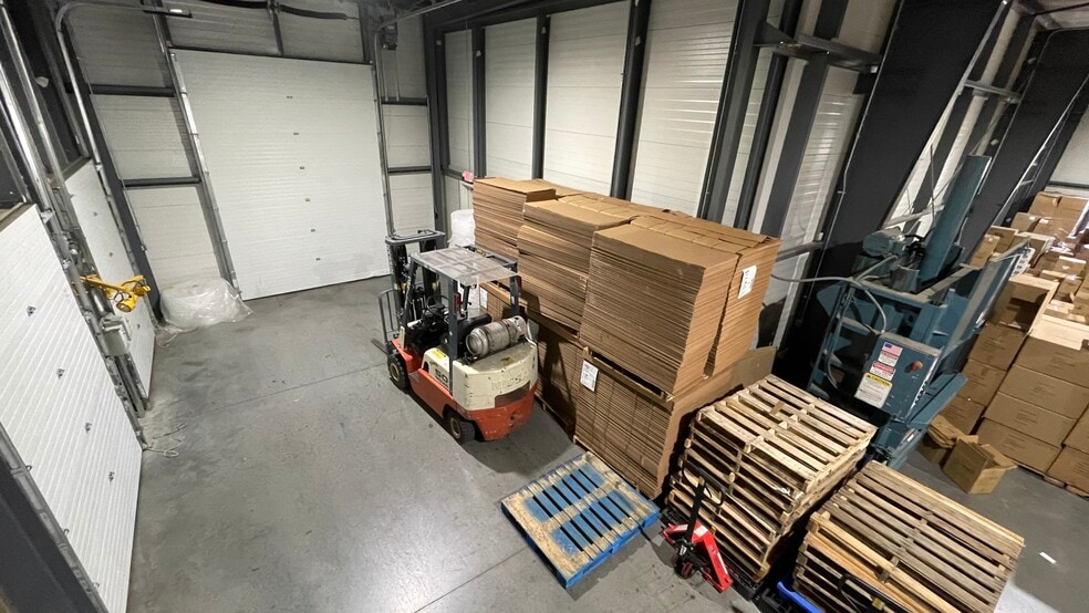 More Photos Of 4951 Dixie Hwy, Fairfield Showroom For Sale