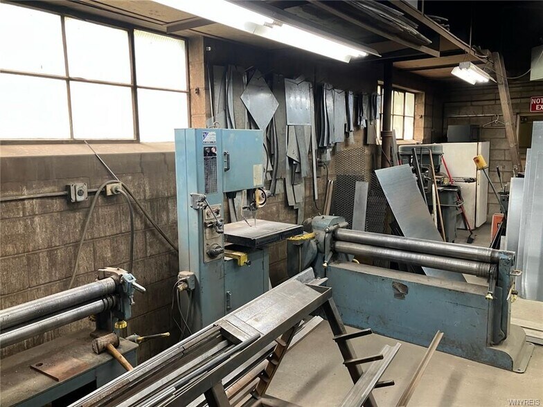 More Photos Of 2543 Seneca Ave, Niagara Falls Manufacturing For Sale