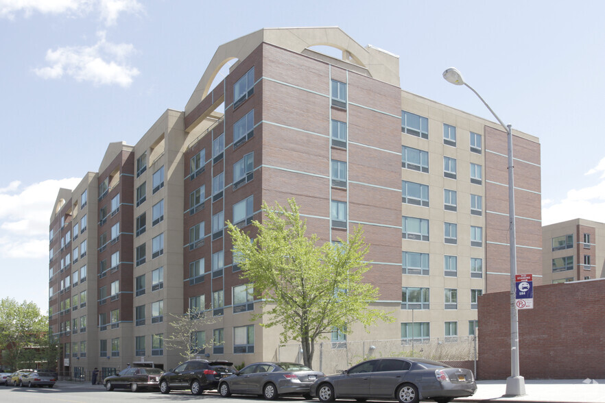 Primary Photo Of 7102 Park Ave, Fresh Meadows Apartments For Lease