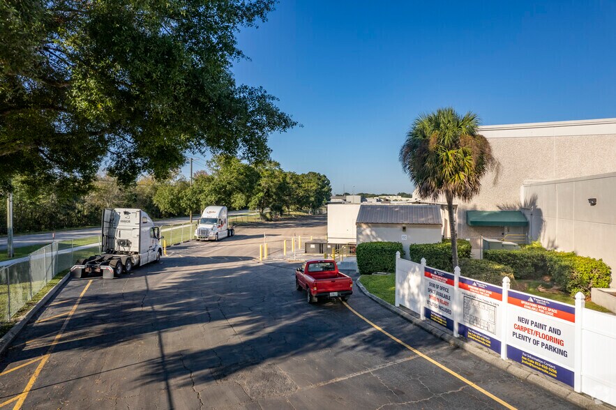 More Photos Of 3102 Queen Palm Dr, Tampa Warehouse For Lease