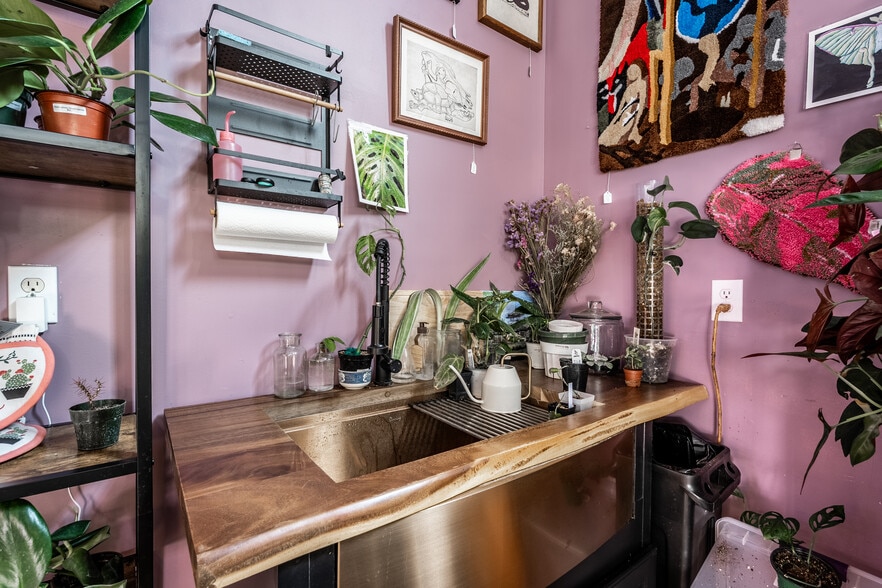 More Photos Of 2614 Shelby St, Indianapolis General Retail For Lease