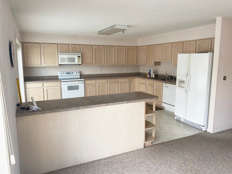 More Photos Of 8518 Chestnut Ave, Bowie Showroom For Sale