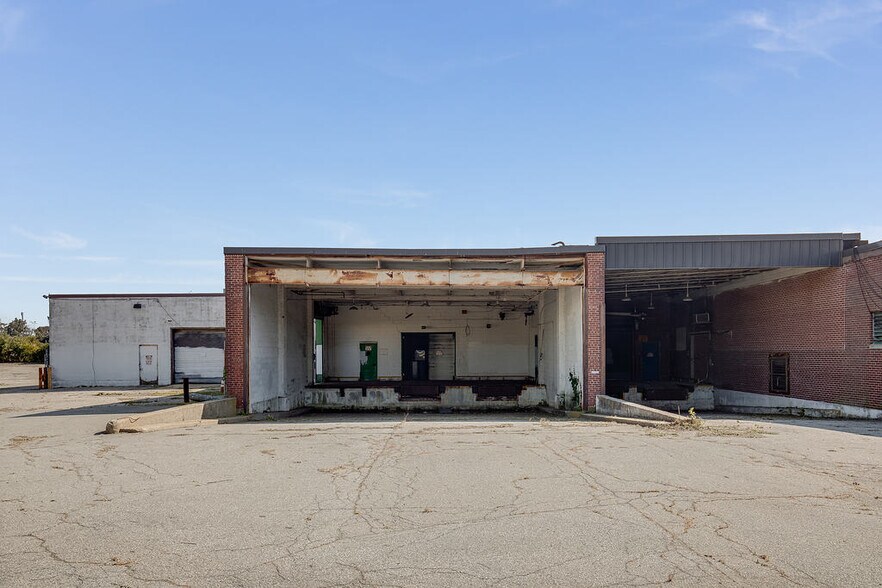 More Photos Of 386 Oakwood Rd, Huntington Station Warehouse For Sale