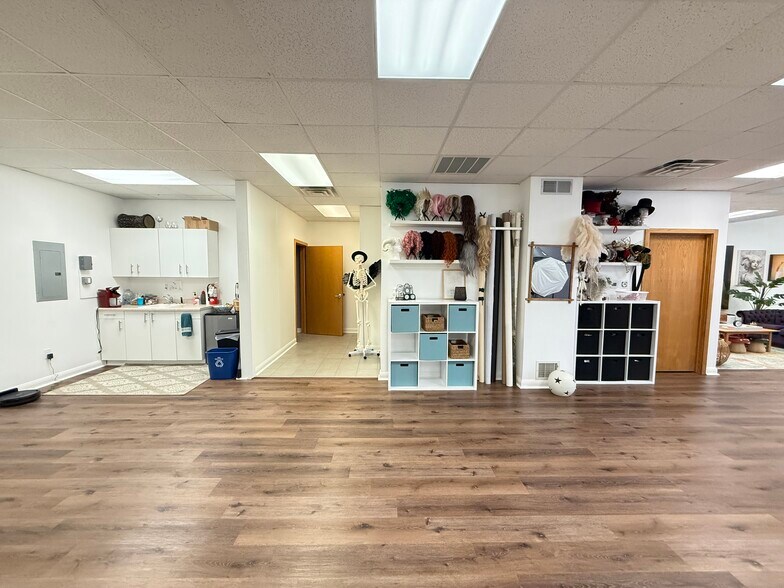 More Photos Of 3221 Parmenter St, Middleton Freestanding For Lease