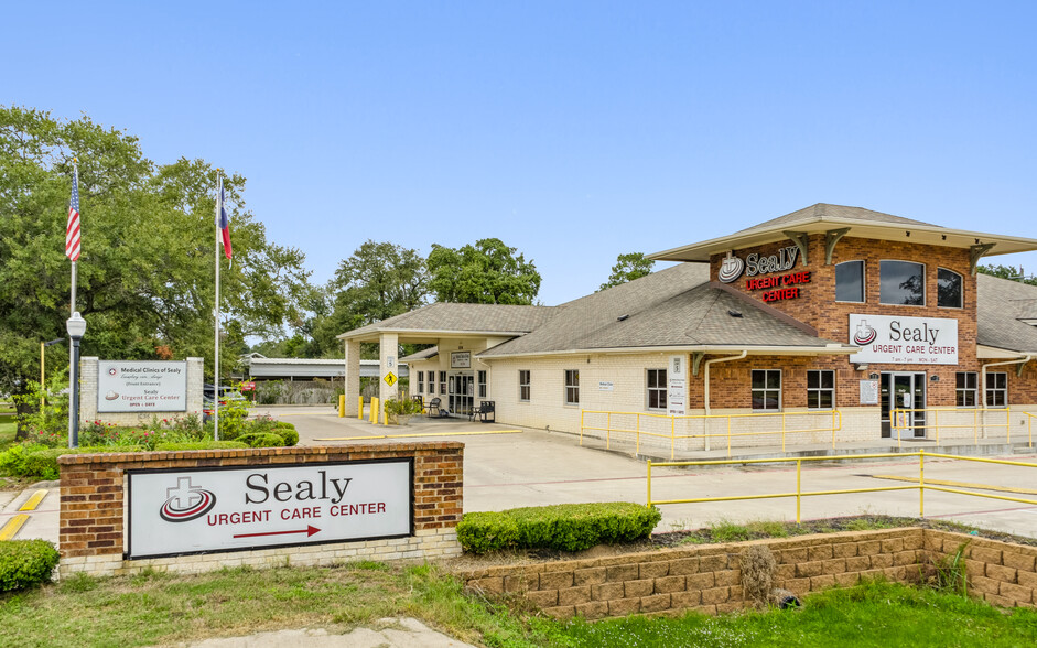 Primary Photo Of 1036 N Circle Dr, Sealy Medical For Sale