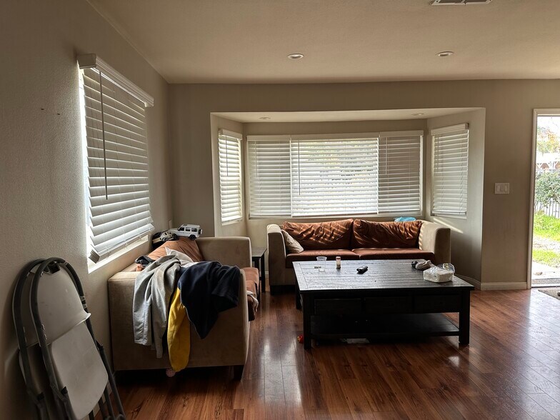 More Photos Of 12422 Bromwich St, Pacoima Land For Lease