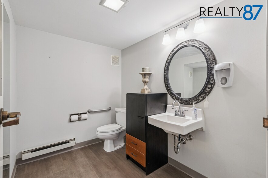 More Photos Of 724 3rd Ave SE, Cedar Rapids Freestanding For Sale