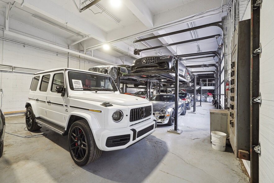 More Photos Of 6320 Rue Saint-Jacques, Montréal Auto Repair For Sale