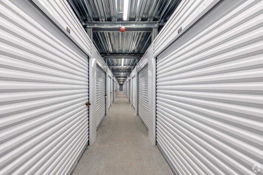 More Photos Of 2320 E Mall Dr, Fort Myers Warehouse For Lease