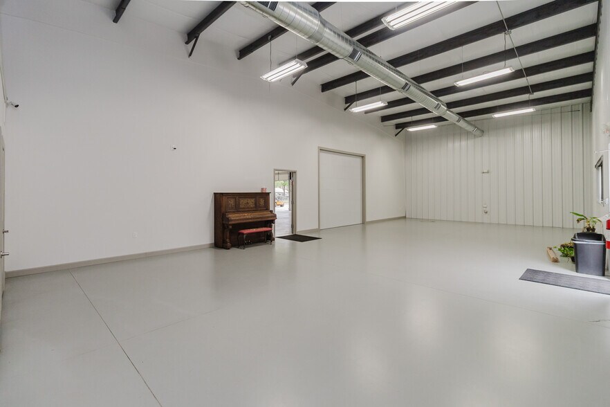 More Photos Of 2325 S Crest St, Wichita Warehouse For Sale