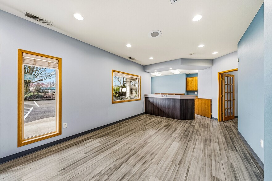 More Photos Of 925 Town Centre Dr, Medford Medical For Lease
