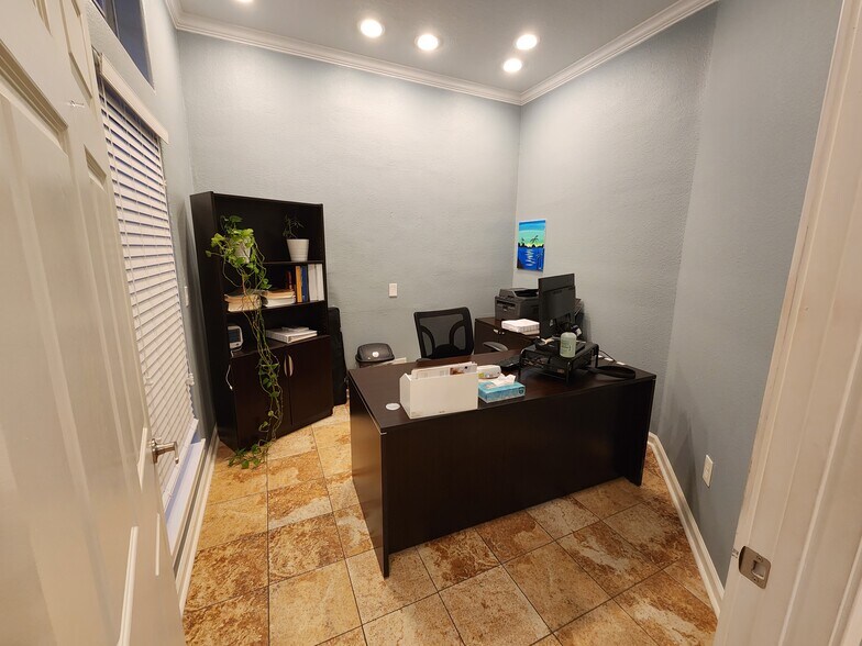 More Photos Of 225 E Edgewood Dr, Friendswood Hospital For Lease
