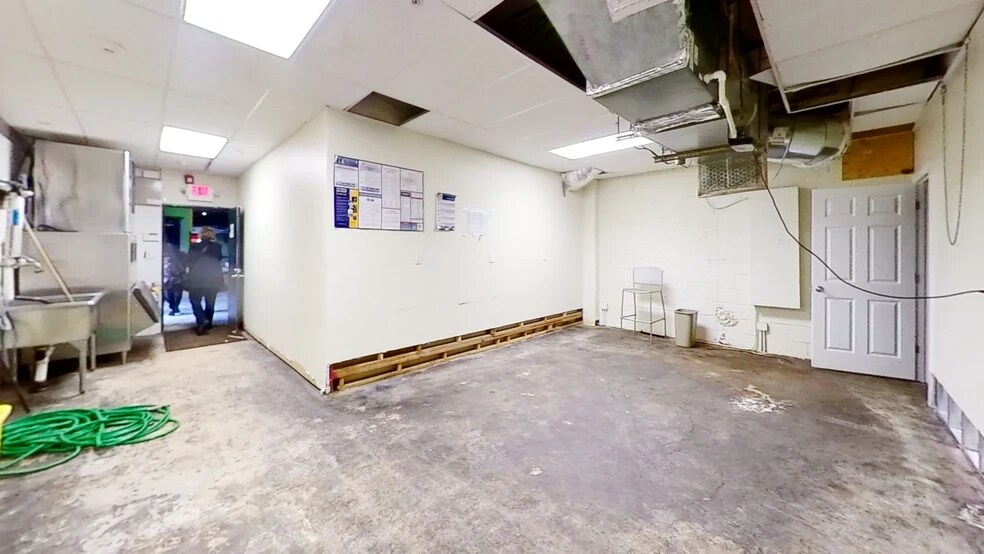 More Photos Of 43 E Main St, Smithtown Bar For Lease