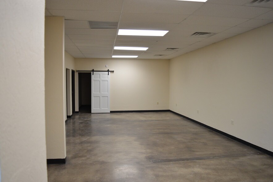 More Photos Of 14624 Metro Plaza Blvd, Edmond Warehouse For Lease