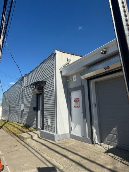 More Photos Of 182 Vermont Ave, Staten Island Light Distribution For Sale