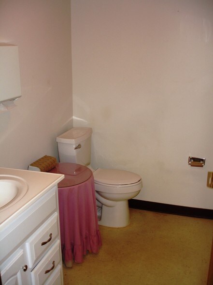 More Photos Of 1711 W Main St, Springfield General Retail For Sale