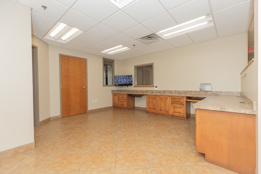 More Photos Of 955 E Diamond Ave, Evansville Manufacturing For Lease