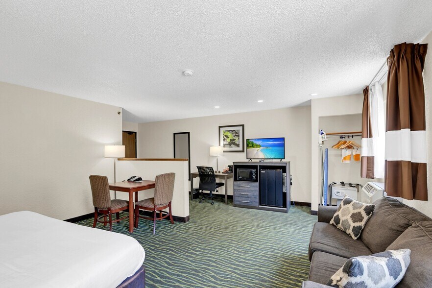 More Photos Of 1392 W North Blvd, Leesburg Hotel For Sale