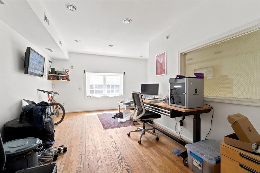 More Photos Of 1328 S 20th St, Philadelphia Distribution For Sale