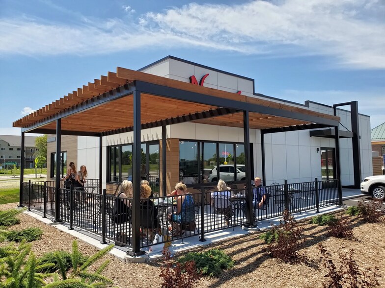 Primary Photo Of 2041 Blazing Star Dr, Mankato Restaurant For Sale