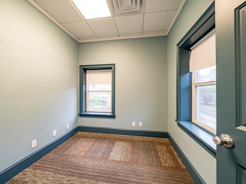 More Photos Of 35 Main St, Scottsville Office For Sale