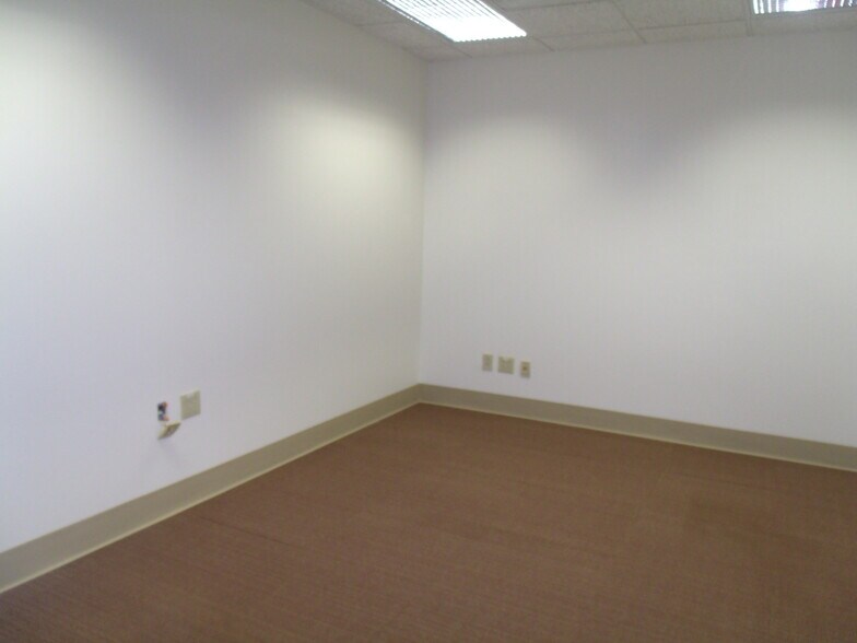 More Photos Of 411 Holmes St, Frankfort Light Distribution For Sale