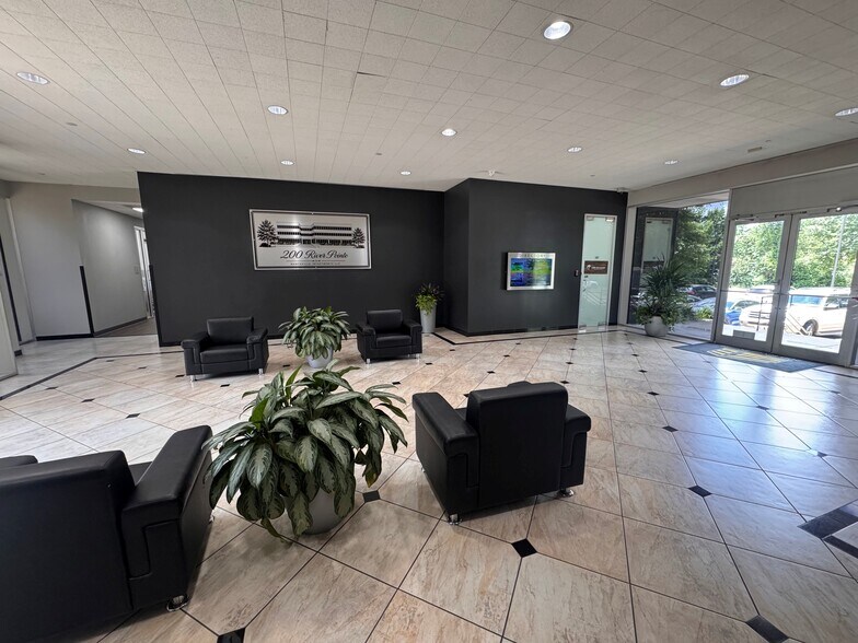 More Photos Of 200 River Pointe Dr, Conroe Office For Lease