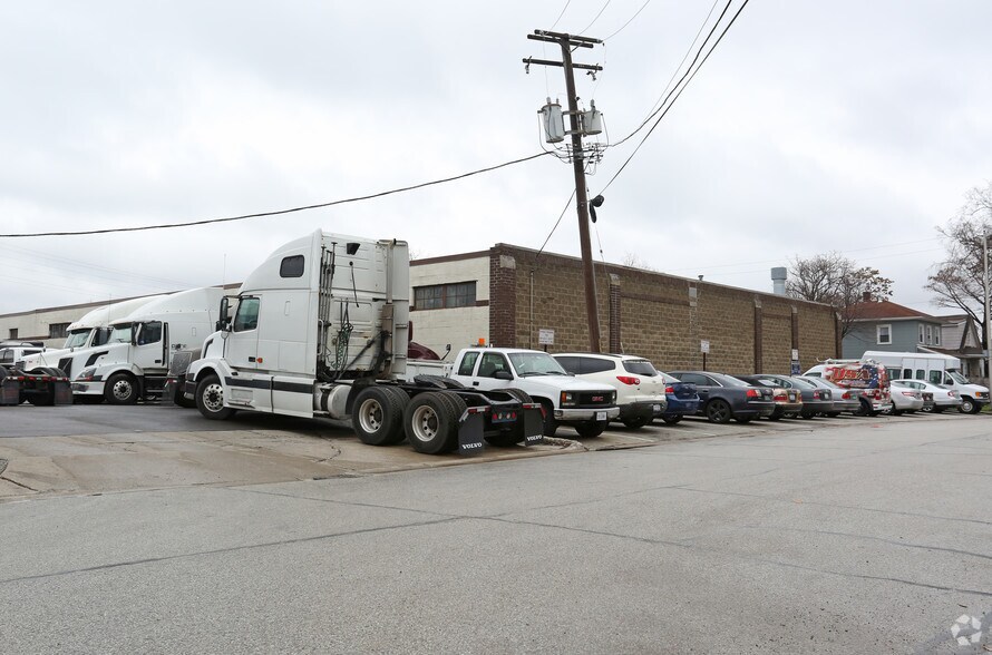 More Photos Of 608 E Cossitt Ave, La Grange Light Distribution For Lease