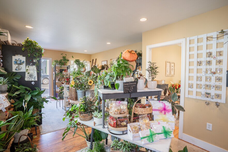 More Photos Of 319 Main St N, Kimberly Warehouse For Sale