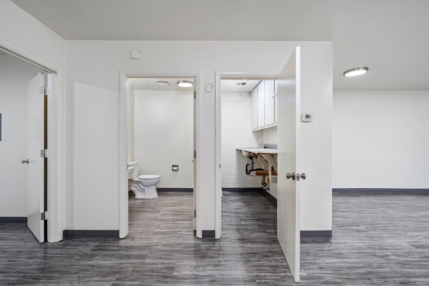 More Photos Of 2000-2008 E Broadway Blvd, Tucson Office Residential For Lease