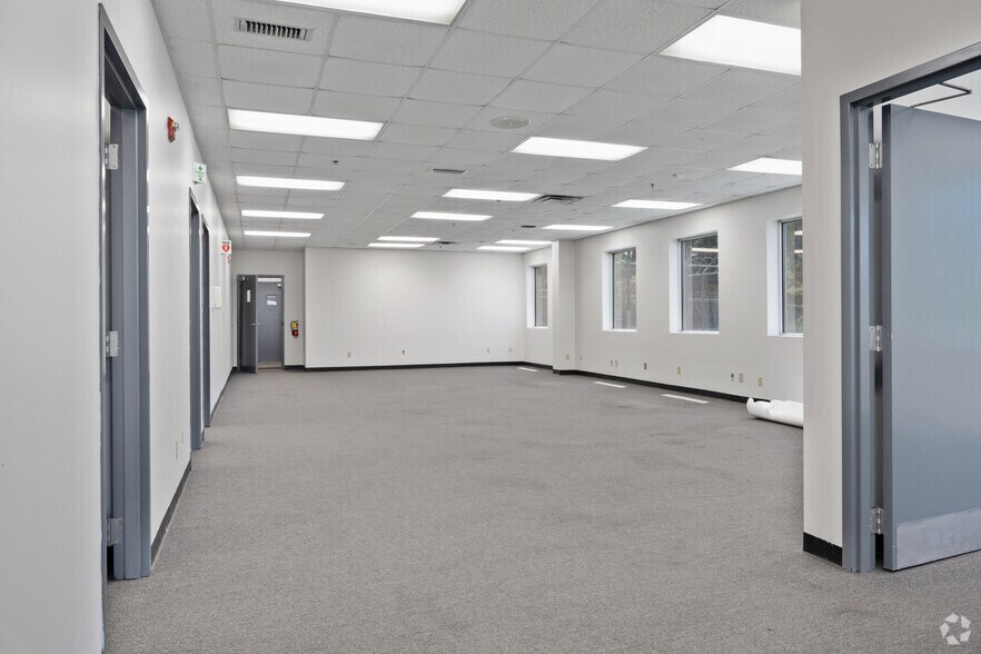 More Photos Of 41 N Industrial Dr, Calera Distribution For Lease