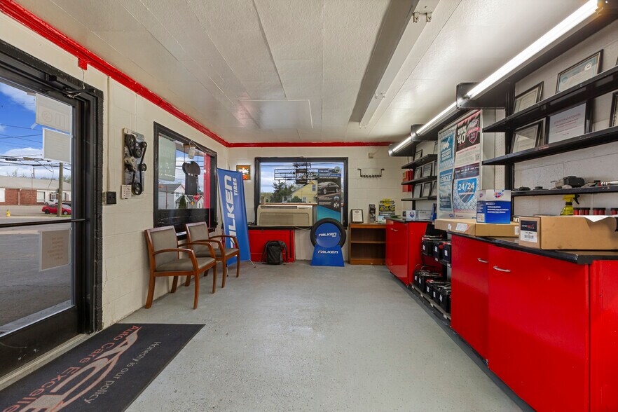 More Photos Of 833 W 7th St, New Albany Auto Repair For Sale