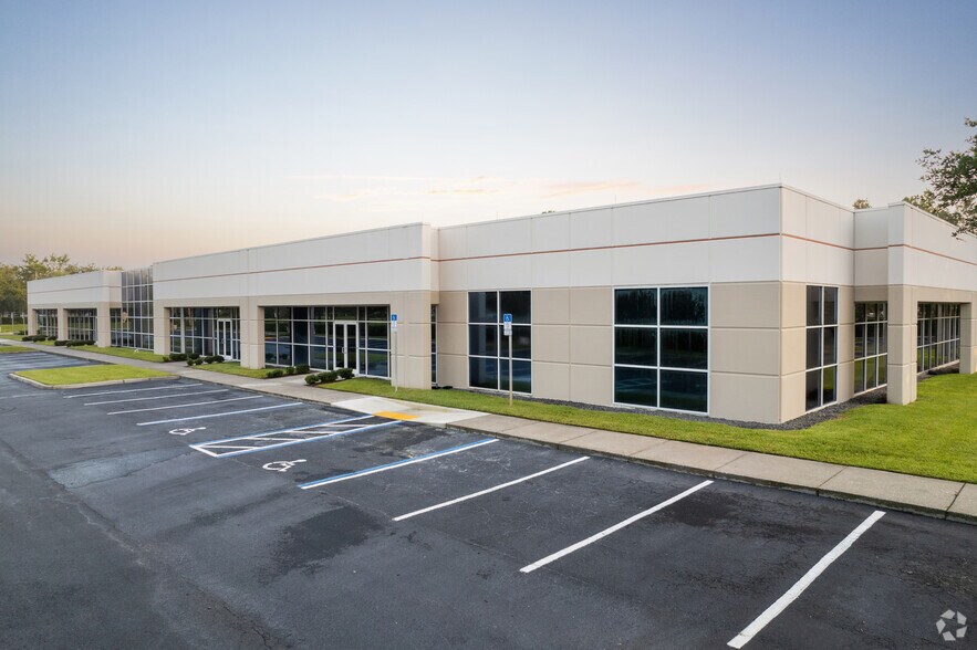 More Photos Of 2721 Discovery Dr, Orlando Research And Development For Lease