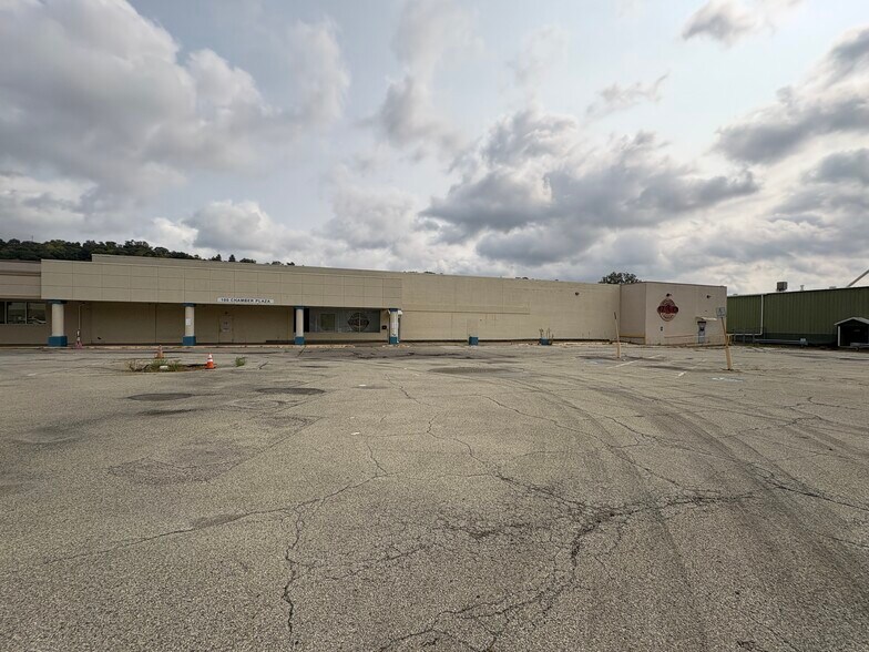 More Photos Of 100 Chamber Plz, Charleroi Supermarket For Lease