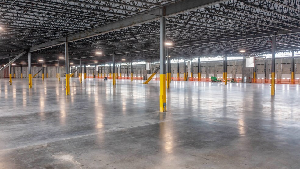 More Photos Of 2505 Bruckner Blvd, Bronx Warehouse For Lease