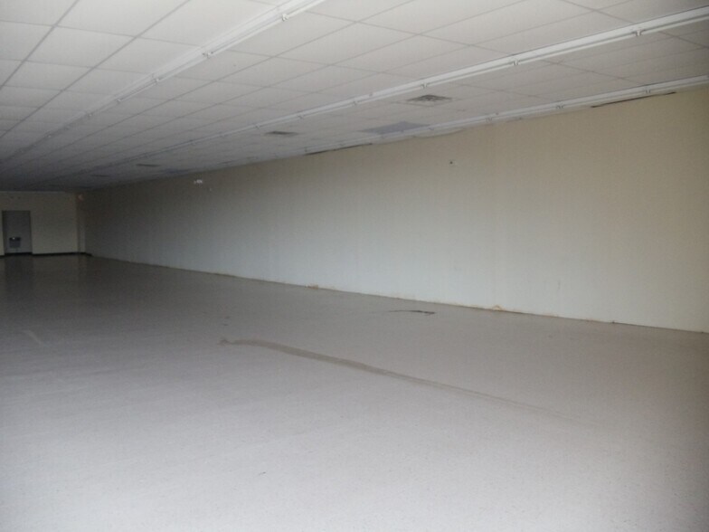 More Photos Of 4857 State Route 93, Oak Hill Freestanding For Lease