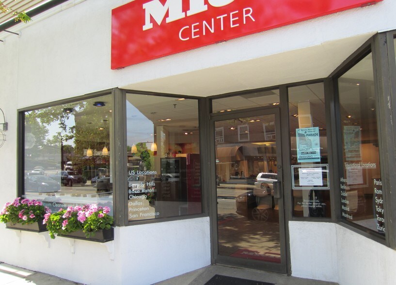 More Photos Of 555 Washington St, Wellesley Storefront Retail Office For Lease