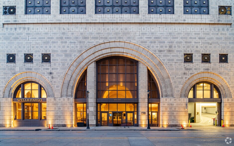 More Photos Of 100 E Wisconsin Ave, Milwaukee Office For Lease